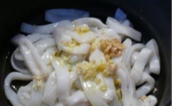 الصورة: كاليماري حلقات متبل للقلي