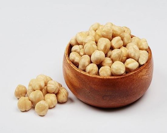 الصورة: بندق مقشر