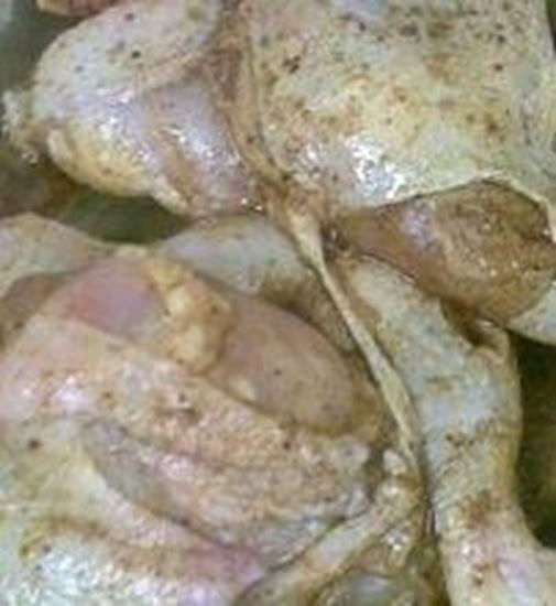 الصورة: دجاج متبل للشوي