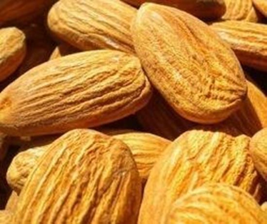 الصورة: لوز نيئ